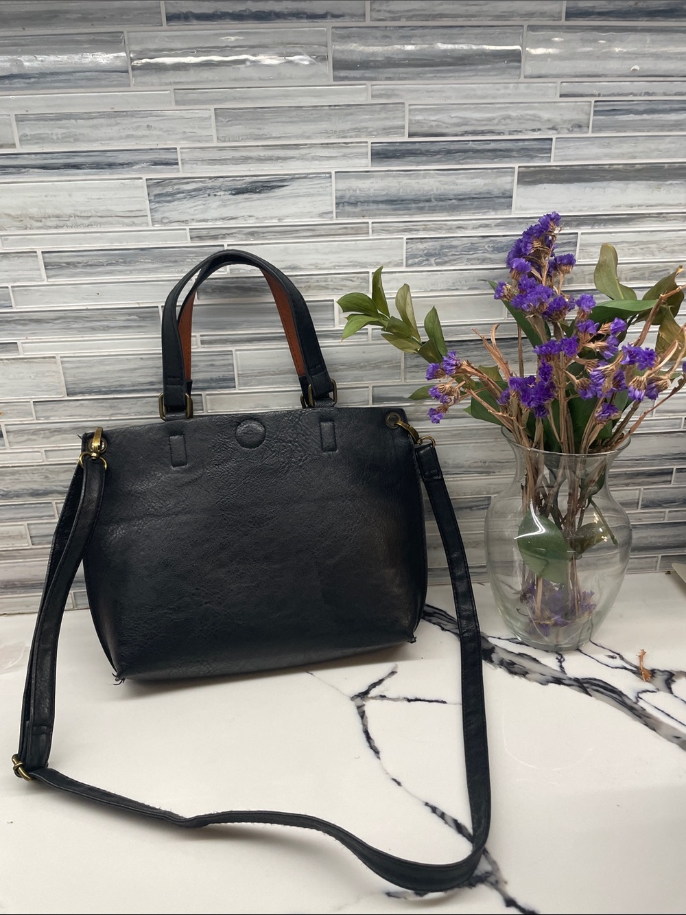 Classic Black Women's Tote Bag with Adjustable Crossbody Strap